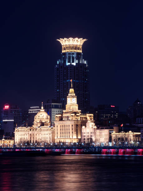 illuminazione verticale degli edifici sul bund di notte nella città di shanghai. - bund foto e immagini stock