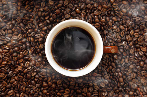 Aroma a café dulce, granos de café y café de la mañana photo