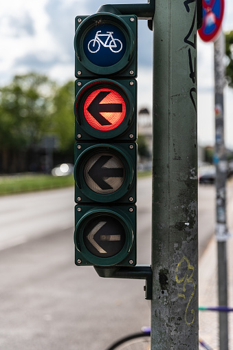 Semáforo de bicicleta con flecha roja a la izquierda photo
