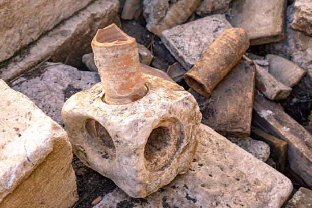 古代ローマの建物の遺跡の中の古代ローマの配管の要素 - plumbing supplies ストックフォトと画像