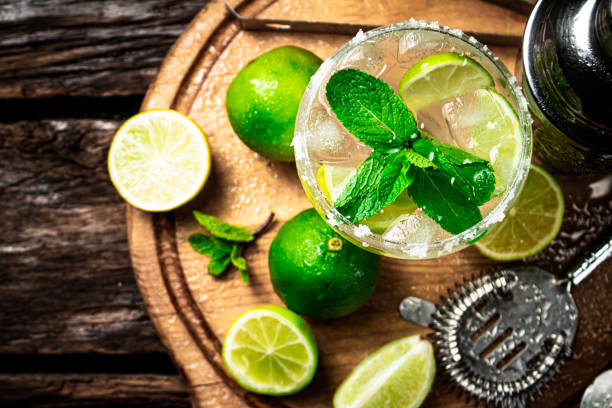 margarita con trozos de lima. - drink on top of ice food fotografías e imágenes de stock