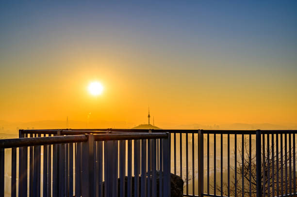 ночной вид на сеул, корея во время восхода солнца с вершины горы - city of sunrise sunrise time travel locations стоковые фото и изображения