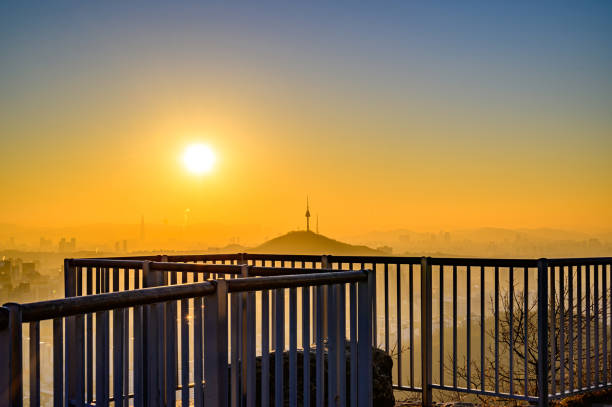 vista nocturna del paisaje urbano de seúl, corea al amanecer desde la cima de la montaña - city of sunrise sunrise time travel locations fotografías e imágenes de stock