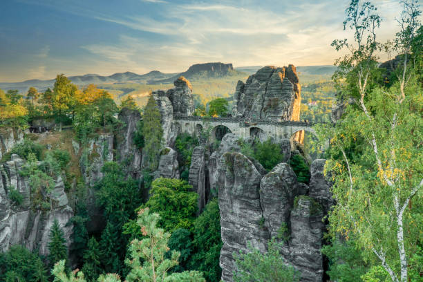 vista del puente bastei y el parque nacional de sajonia, alemania - elbe valley fotografías e imágenes de stock