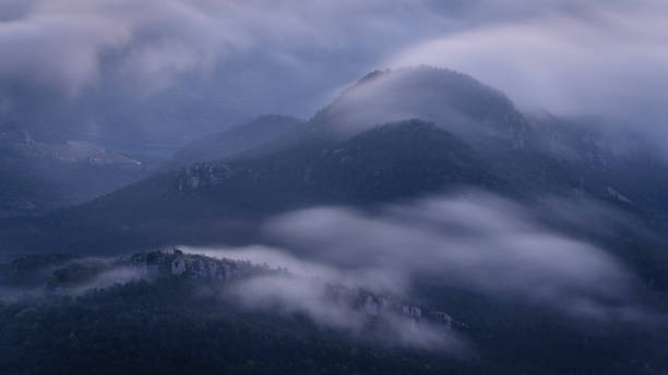 블랑코포트 성, 안개 사이, 일출 (베르구에다, 카탈로니아, 스페인, 피레네산맥) - fogs 뉴스 사진 이미지