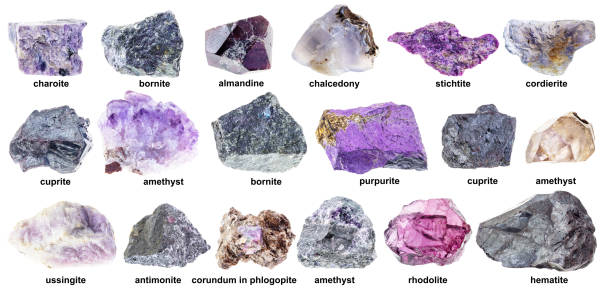 неполированный кордирит (иолит) драгоценный камень вырез - rough amethyst gem iolite стоковые фото и изображения