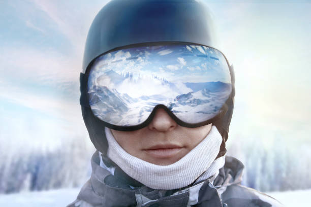 una catena montuosa riflessa nella maschera da sci. sport invernali.indossare occhiali da sci. - snow glasses foto e immagini stock