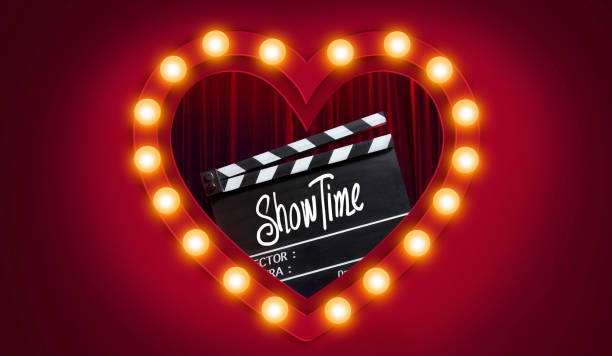 showtime.handwriting on film slate.storytelling inspiration sceneggiatura e filmmaking per love story in san valentino. teatro di broadway, spettacolo in sottofondo. - romantic scene foto e immagini stock