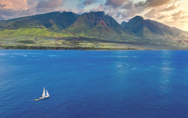 hawaiianisches segelboot bei sonnenuntergang - hawaii stock-fotos und bilder