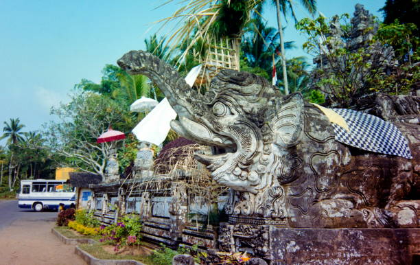 lata dziewięćdziesiąte. pura kehen tempel. bali, jawa, indonezja. - bali balinese culture art carving zdjęcia i obrazy z banku zdjęć