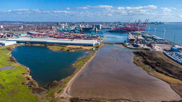 вид с воздуха на порт ливерпуля - liverpool western europe northwest england port of liverpool стоковые фото и изображе�ния