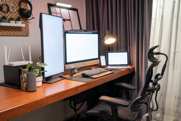 home office für arbeit am ort, computergerät mit weißem bildschirm auf dem schreibtisch in wohnungen, arbeitskonzept zu hause - ergonomical stock-fotos und bilder