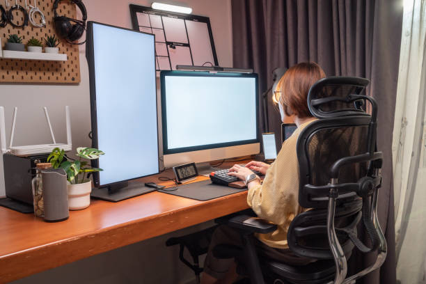 asiatische frau, die zu hause arbeitet, home office für die arbeit am ort - ergonomical stock-fotos und bilder