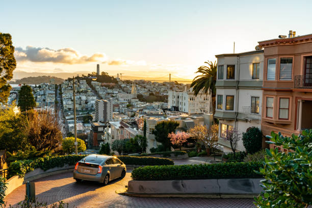 世界のロンバード通りで最も曲がった通り。サンフランシスコは朝日によって明るいです。 - san francisco county lombard street street house ストックフォトと画像