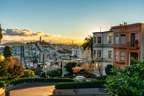 die krummste straße der welt lombard straße. san francisco wird von der morgensonne aufgehellt. - san francisko stock-fotos und bilder