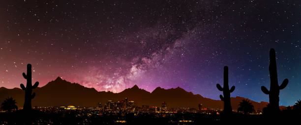 phoenix skyline mit der milchstraße - arizona stock-fotos und bilder
