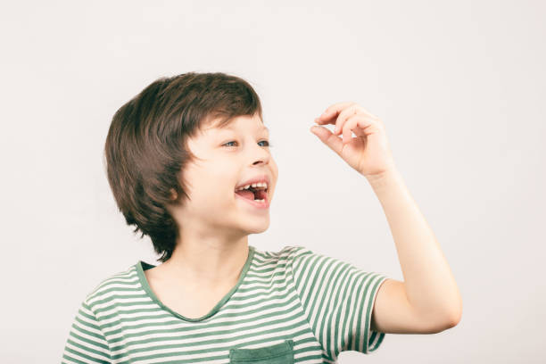 Portrait of a cute young boy with two grapes in his mouthhttp://195.154.178.81/DATA/shoots/ic_781095.jpg