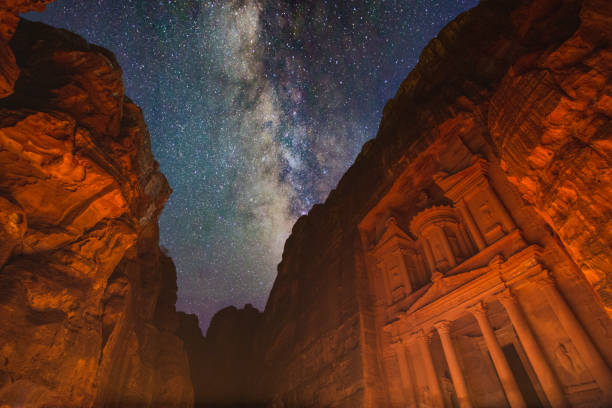 milchstraße gefangen in petra, jordanien. mehrere belichtungen vermischten sich, um verblasste schwänze auf sternspuren zu haben. - milky way galaxy star space stock-fotos und bilder