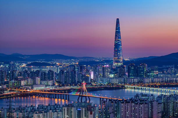 vista noturna da paisagem urbana de seul, coreia do sul na hora do pôr do sol - sensibility - fotografias e filmes do acervo