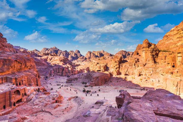 vue panoramique depuis le chemin du haut sacrifice sur petra, l’une des sept nouvelles merveilles du monde, jordanie - new seven wonders of the world photos et images de collection