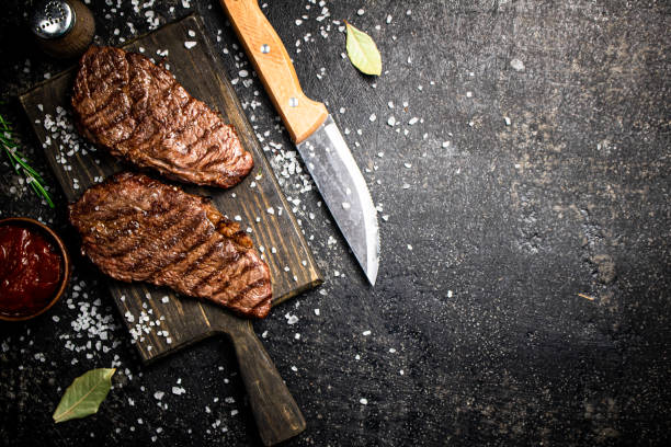 grill steak on a wooden cutting board. - top sirloin imagens e fotografias de stock