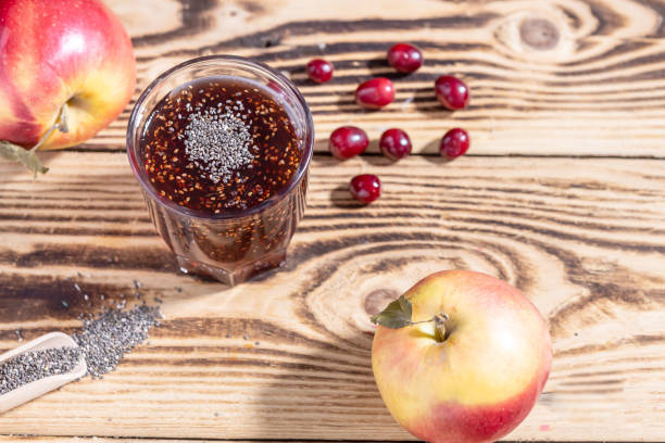 チアシードのリンゴとクランベリーで作られた自家製マーマレード。健康的なデザート - jellied cranberries 写真 ストックフォトと画像