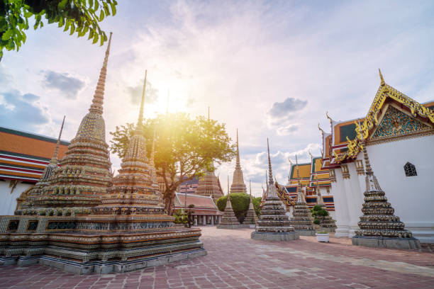 wat pho, templo del buda reclinado, nombre oficial wat phra chettuphon wimon mangkhlaram ratchaworamahawihan, bangkok, tailandia - wat pho fotografías e imágenes de stock