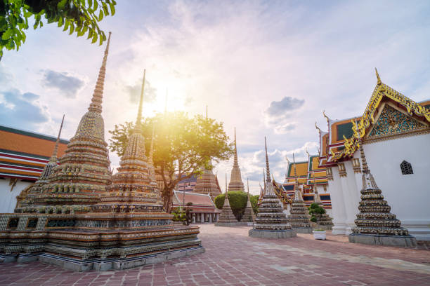 wat pho, tempio del buddha sdraiato, nome ufficiale wat phra chettuphon wimon mangkhlaram ratchaworamahawihan, bangkok, thailandia - wat foto e immagini stock
