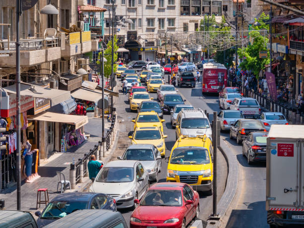 ruchliwy ruch na zatłoczonych ulicach ammanu w jordanii. - amman zdjęcia i obrazy z banku zdjęć