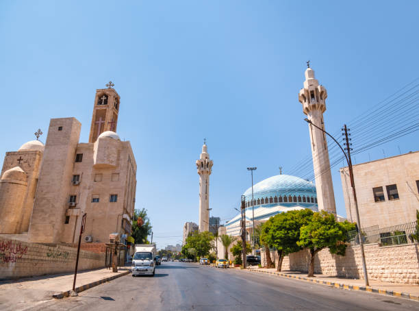 igreja patriarcada ortodoxa copta ao lado do rei abdullah i mesquita no distrito de abdali, amã. - 2603 - fotografias e filmes do acervo