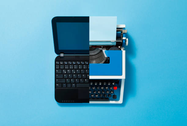 Digital und analog – Netbook and 80s Typewriter stock photo