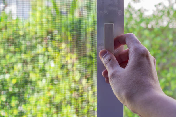 maniglia della zanzariera a mano sulla finestra della casa - steel construction site construction glass foto e immagini stock