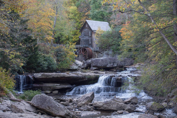 glade creek grist mill à l’automne - autumn watermill glade creek waterfall photos et images de collection