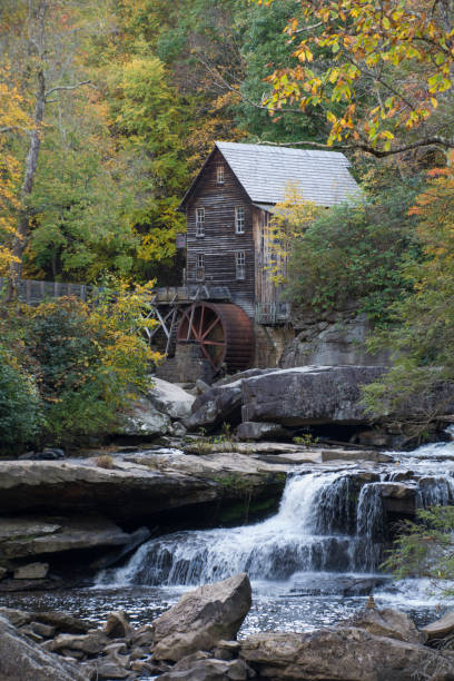 glade creek grist mill à l’automne - autumn watermill glade creek waterfall photos et images de collection