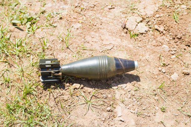 munitions de mortier de 60 mm - howitzer photos et images de collection