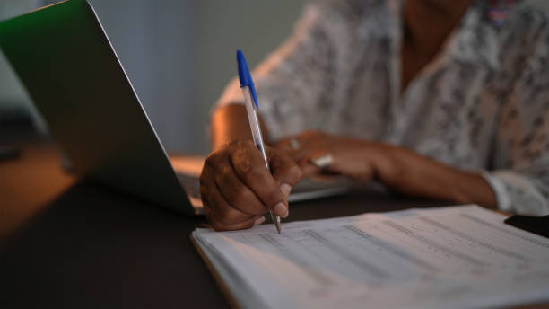 пожилая женщина использует электронную таблицу управления ноутбуком - spreadsheet home finances business finance стоковые фото и изображения