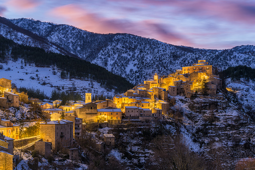 El hermoso pueblo de Villalago, cubierto de nieve al atardecer durante la temporada de invierno. Provincia de L'Aquila, Abruzzo, Italia. photo