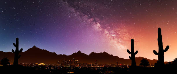 milk way et sras au-dessus de phoenix en arizona - phoenix arizona skyline desert photos et images de collection