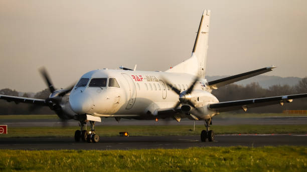 raf-avia saab 340a all'aeroporto di manchester. - saab casa automobilistica foto e immagini stock