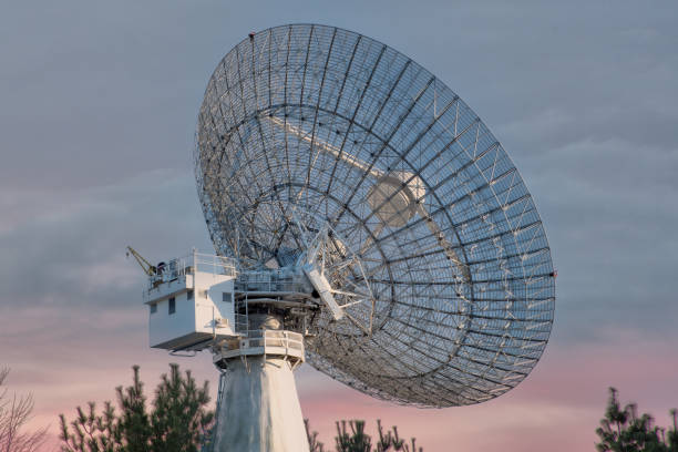 antenne parabolique radar de suivi par satellite directionnel - massachusetts institute of technology photos et images de collection