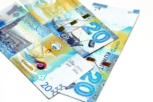 Photo Libre De Droit De Vingt Dinars Kowe tiens Billet De 20 Kwd photo-libre-de-droit-de-vingt-dinars-kowe-tiens-billet-de-20-kwd