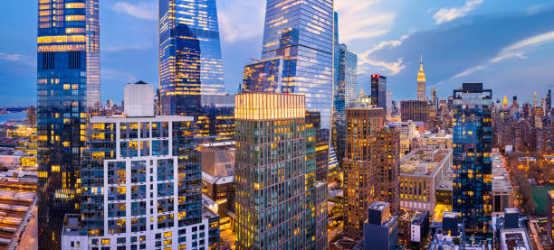 luftpanorama der wolkenkratzer von new york city in der abenddämmerung - wolkenkratzer stock-fotos und bilder