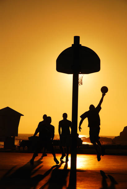 basketballspiel bei sonnenuntergang - basketball basketball hoop california southern california stock-fotos und bilder