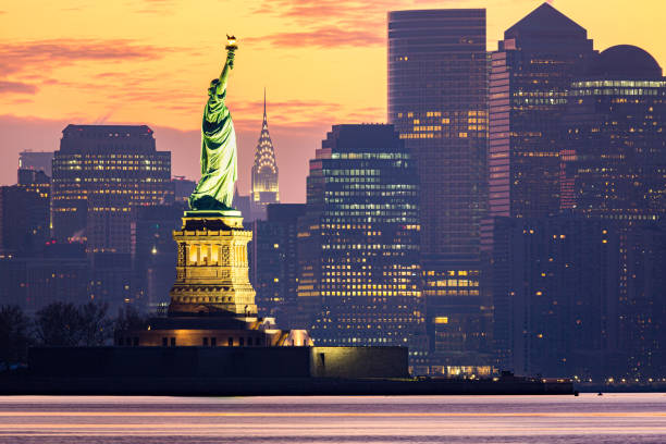 нижний манхэттен и статуя свободы - new york city sunrise new york state usa стоковые фото и изображения