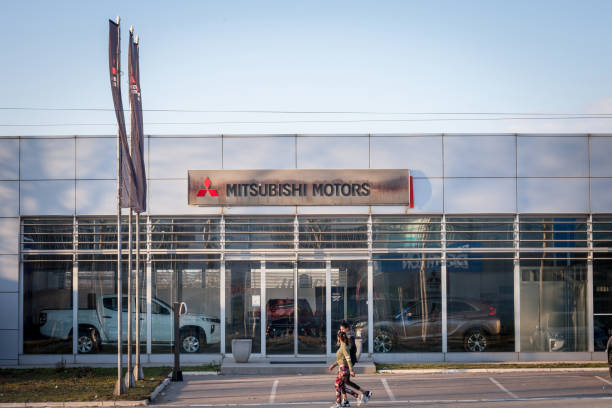 logotipo de mitsubishi motors en su tienda principal de concesionarios en belgrado. mitsubishi motors es un fabricante japonés de automóviles y automóviles, extendido por todo el mundo. - intellectual property brand name branding symbol fotografías e imágenes de stock
