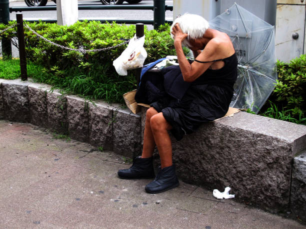 日本の高齢者の生活と生活 田舎の道の脇道に座って、朝、関西地方の京都市祇園旧市街の花みこじ通り - senior adult loneliness one person sadness ストックフォトと画像
