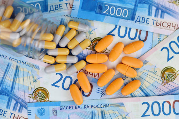 таблетки на новых банкнотах российского рубля - vitamin pill capsule equipment data стоковые фото и изображения