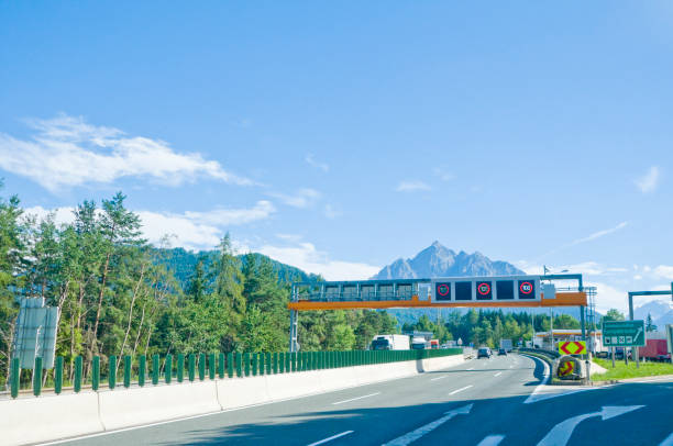 brenner pass, the border between italy and austria - brennerpas stockfoto's en -beelden
