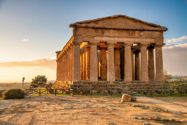 temple de concordia dans la vallée des temples à agrigente - sicile, italie. - agrigento sicily italy tourism photos et images de collection