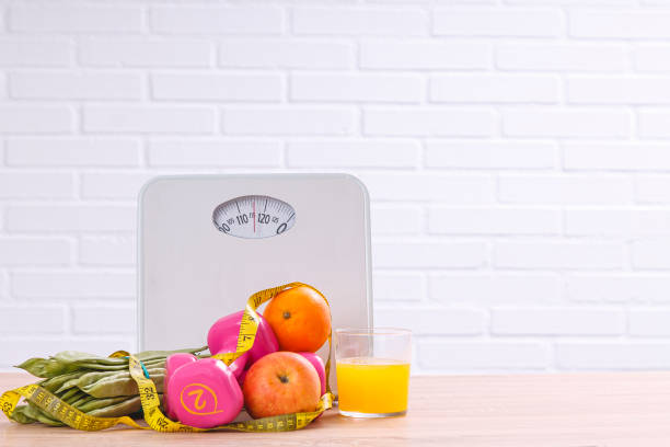 スケール、果物、野菜、ダンベルと巻尺。食事、栄養、スポーツの概念 - instrument of measurement vegetable measuring exercising ストックフォトと画像